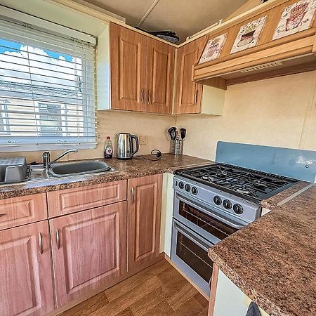 Lovely 6 Berth Caravan At Naze Marine Holiday Park In Essex Ref 17003C Walton-on-the-Naze Exterior foto