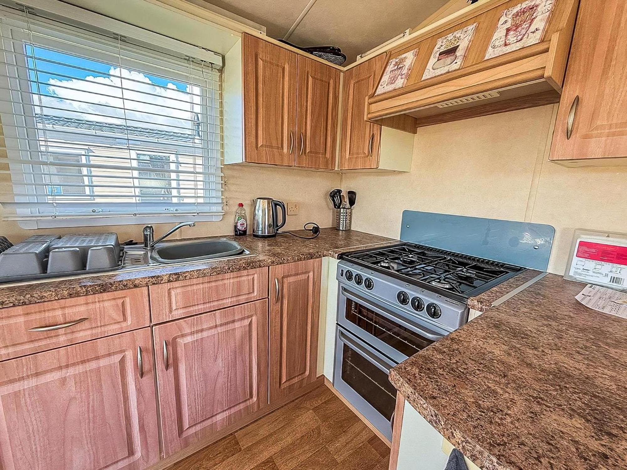 Lovely 6 Berth Caravan At Naze Marine Holiday Park In Essex Ref 17003C Walton-on-the-Naze Exterior foto